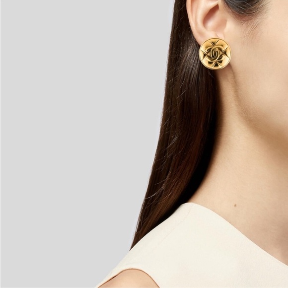 Authentic Chanel CC Gold Logo clip on earrings - Picture 9 of 10